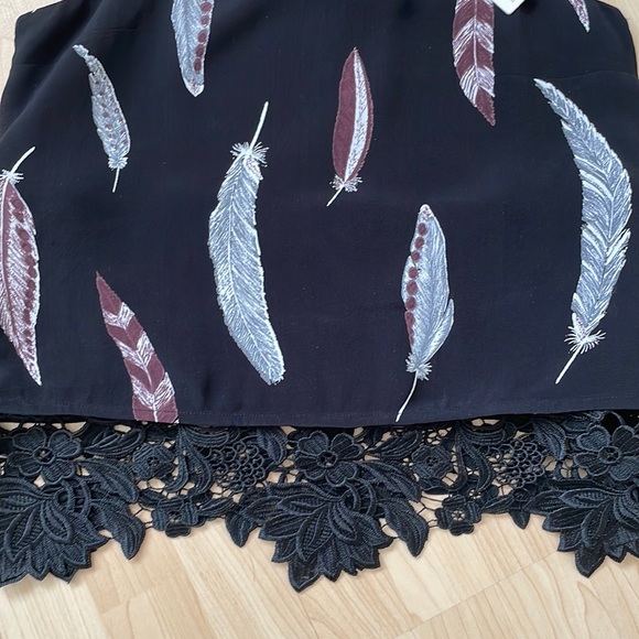 NWT Line& Dot Revolve feather print top, size M - Picture 10 of 11